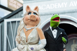 Miss Piggy and Kermit at the 2012 Academy Awards