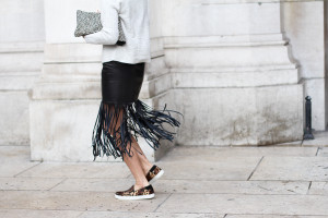 clochet-streetstyle-outfit-paris-fashion-week-eva-chen-fringe-leather-skirt-leopard-slipons-5